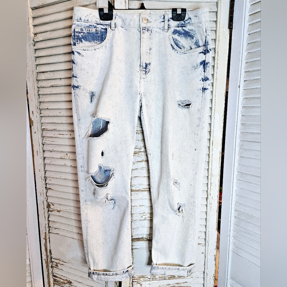 Zara Medium Rise Relaxed Fit Acid Washed Distressed Jeans Size 8